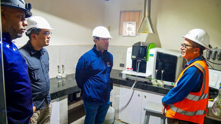 Ministro de MIDMEIB inspecciona avances en el Laboratorio Metalúrgico de Minerven, Planta Revemin