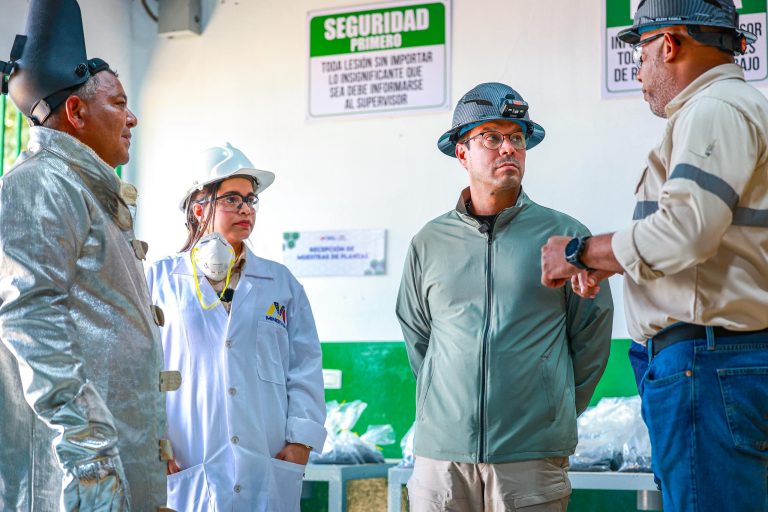 Héctor Silva inaugura el Laboratorio Industrial y realiza entrega de maquinarias en Minerven