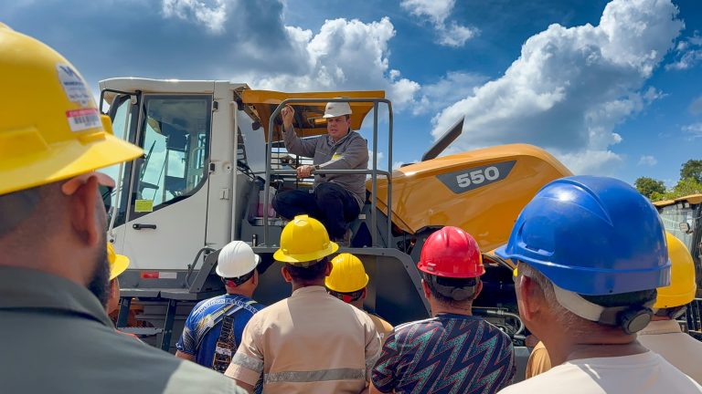 Operadores de maquinaria pesada reciben inducción sobre nuevos cargadores frontales Liebherr L550